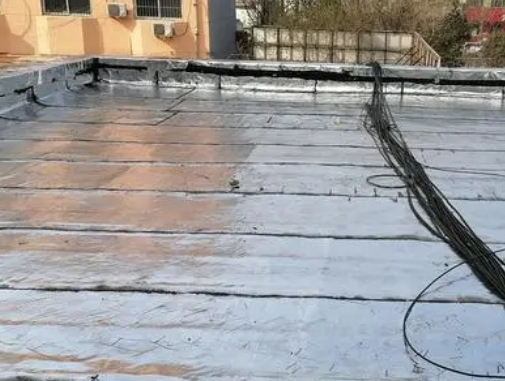 芜湖市卫生间漏水维修公司分享下芜湖市屋面楼顶防水刚性防水层施工要点。
